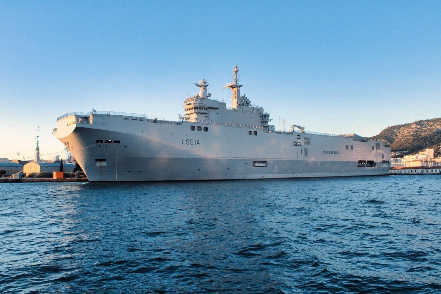 Bâtiment de projection de la Marine nationale à Toulon